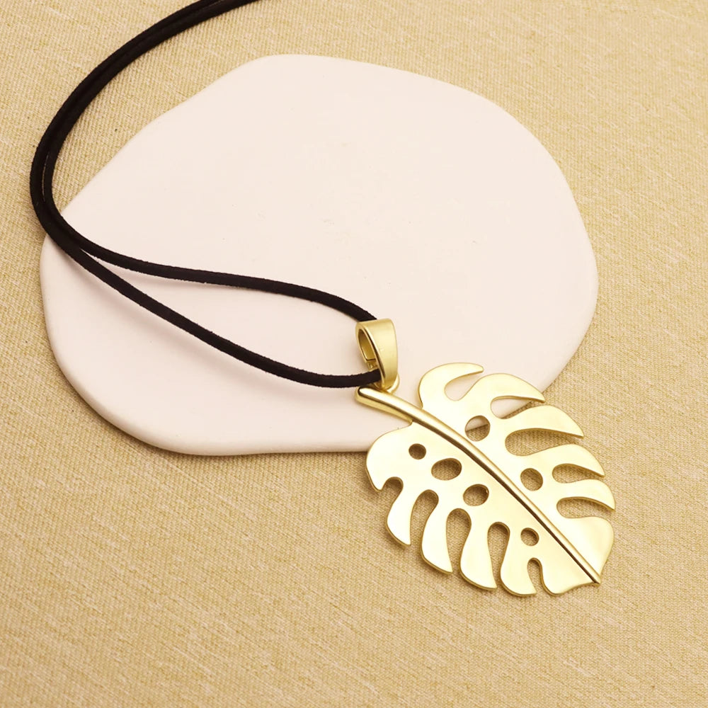 1 piece of matte golden vintage large pendant necklace featuring open heart