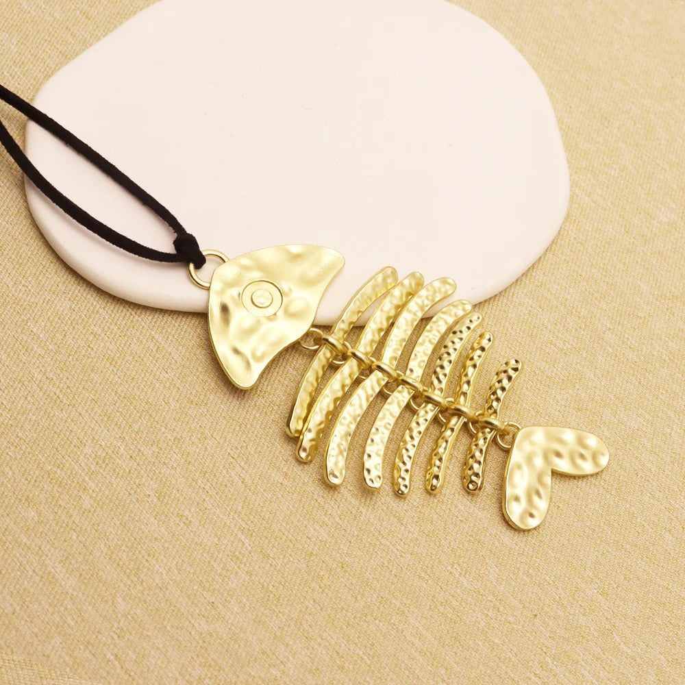 1 piece of matte golden vintage large pendant necklace featuring open heart