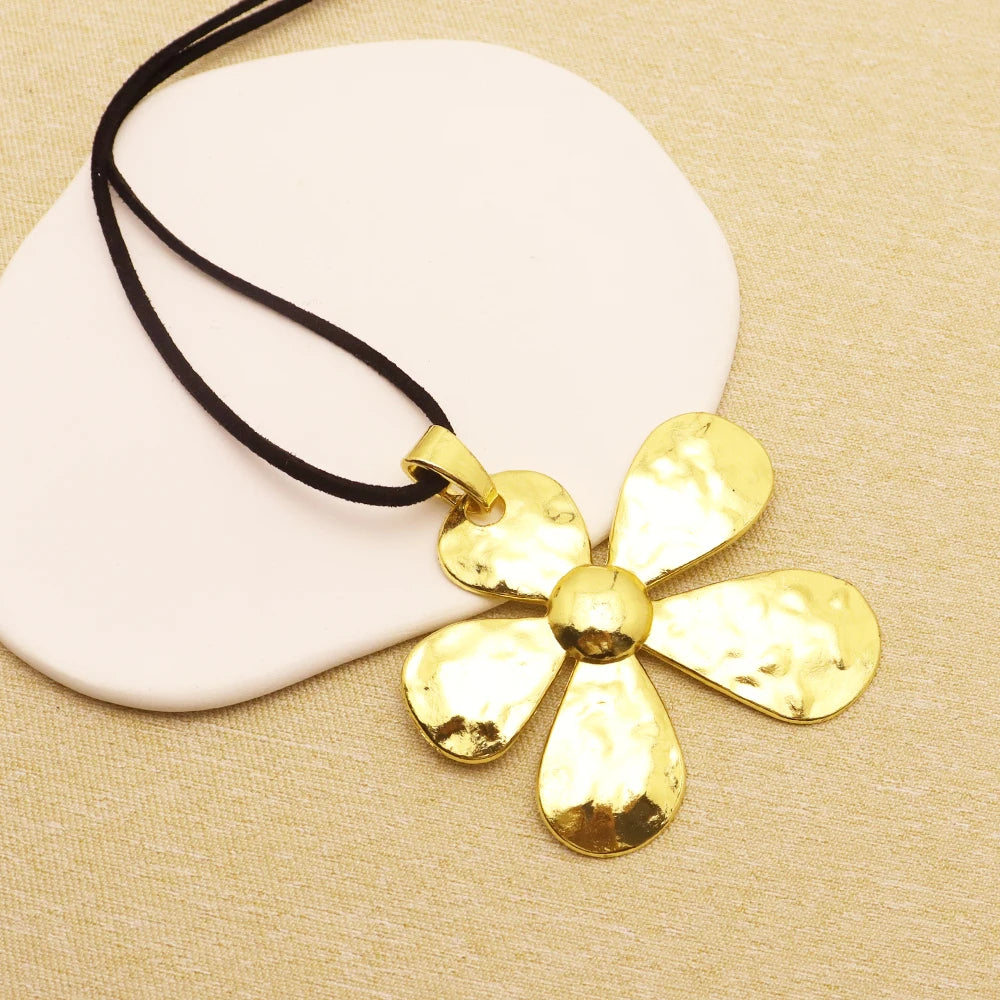 1 piece of matte golden vintage large pendant necklace featuring open heart