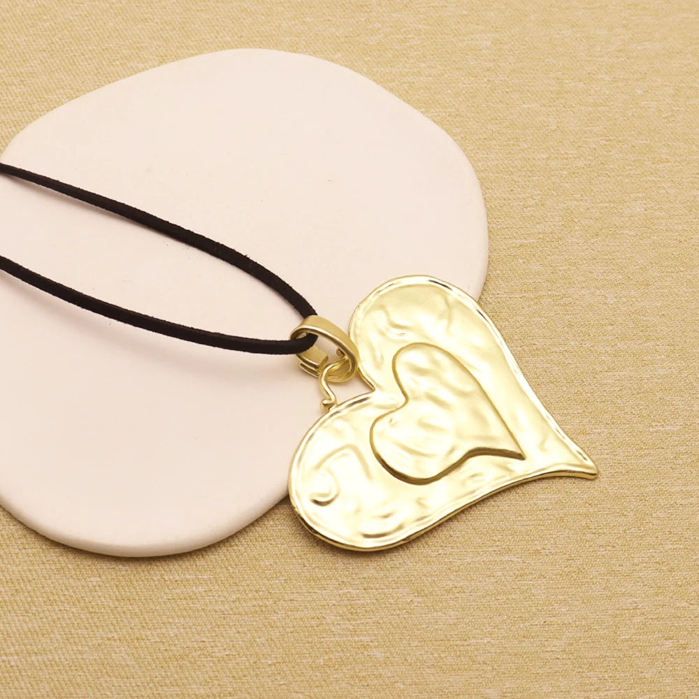 1 piece of matte golden vintage large pendant necklace featuring open heart