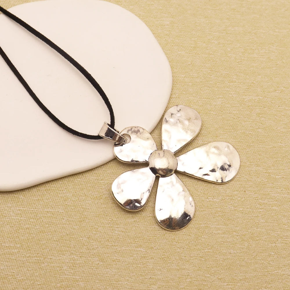 1 piece of matte golden vintage large pendant necklace featuring open heart
