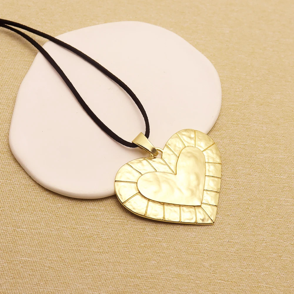 1 piece of matte golden vintage large pendant necklace featuring open heart